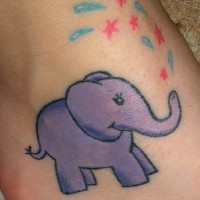 Tatuaje en el pie, elefante chiquito divertido con gotas