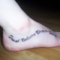 Tatuaje en el pie, deseos a confiar, creer, soñar, atreverse