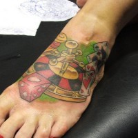 Grande tatuaggio colorato sul piede roulette & carte & dado