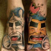 Tattoo von schreienden Steinen in Weiss und Blau auf dem Fuß