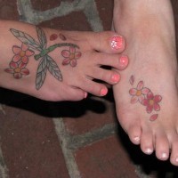 Tattoo von grüner Libelle und roten Blumen auf Füßen