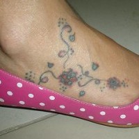Le tatouage sur le pied de petites fleurs