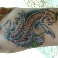 Grande tatuaggio variegato sul piede pesce e fiore
