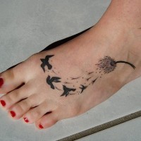 Tattoo von fliegenden aus Löwenzahn Schwalben auf dem Fuß