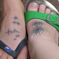 Tattoo von nichtfarbigen verschiedenen Feuerwerken auf Füßen