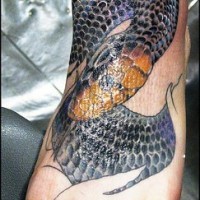 Tattoo von großem glänzendem Ringelnatter auf dem Fuß