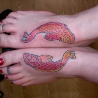 Tattoo von zwei roten gleichen Fischen auf Füßen