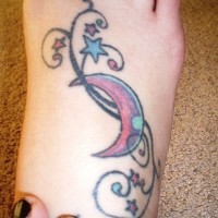 Tatuaje en el pie, luna y estrellas de colores rojo y azul