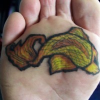 Tatuaje en el pie, pez  amarillo con aletas grandes