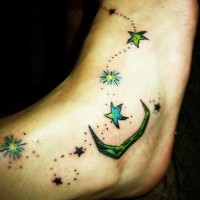 Luna verde e le stelline colorate tatuate sul piede
