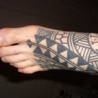 Tatuaje en el pie, ornamento de varias formas geométricas