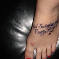 Tatuaje en el pie, inscripción, letra cursiva
