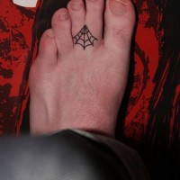 Tatuaje en dos dedos del pie, telaraña negra