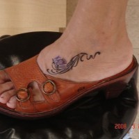 Tatuaje en el pie, planta con una flor