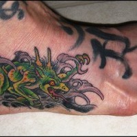Le tatouage sur le pied d'un monstre méchant comme un rat dans un fourré