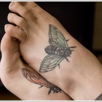 Tattoo von realistischen Fliegen in Grün und Rot auf beiden Füßen