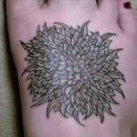 Tattoo von feiner runder nichtgarbiger Blume ,die einem Busch ähnlich ist , auf dem Fuß