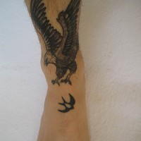 Tatuaje en el pie, halcón caza de golondrinas
