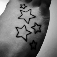 Tattoo von fünf nichtfarbigen Sternen unterschiedlicher Größe auf dem Fuß