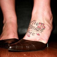 Tatuaje en el pie, una inscripción elegante, vive, ríete, ama