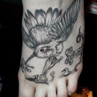 Tattoo von schönem fliegendem nichtfarbigem Kolibri auf dem Fuß