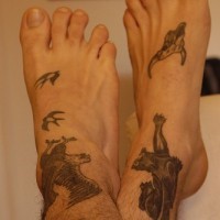 Tatuajes en los pies, el águila y el león que cazan