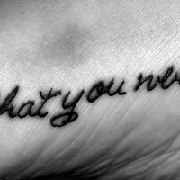 Ce dont vous avez besoin, inscription simple tatouage sur le pied