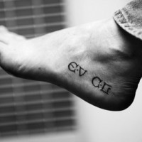 Tattoo von Buchstaben aus einer Fremdsprache   mit einer Bedeutung auf dem Fuß
