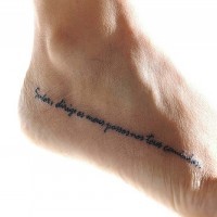 Une longue inscription à petits lettres tatouage sur le pied