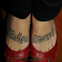Le tatouage inscription spéciale  sur le pied l'été sans fin