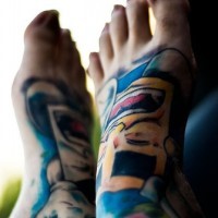 Scatole giallo-bianche tatuate sui piedi