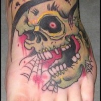 Terribile tatuaggio sul piede spaventoso teschio e 