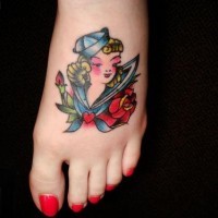 Une jolie blonde fille de mer le tatouage sur le pied