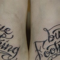 Tatuajes en los pies, no deja nada más que huellas, letra grande italica