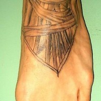 Tatuaje en el pie, escudo de mimbre de color gris