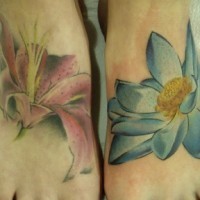 Tatuajes en los pies, dos flores de color azul y rosa
