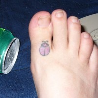 Tatuaje en el dedo de pie, mariquita diminuta