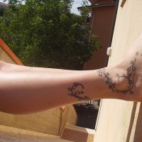 Design Tattoo von welligen Zweigen mit kleinen Sternen  auf dem Fuß
