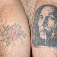 Tatuaje en el antebrazo, retrato de un rastafari que fuma