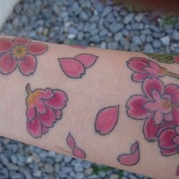 Tattoo mit vielen schönen abgerundeten Blumen  am Unterarm