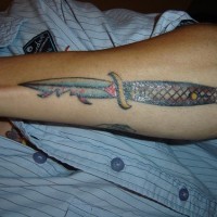Coltello da caccia colorato tatuato sul braccio