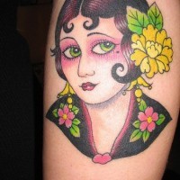 Une geisha innocente maquillée le tatouage avant-bras