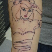 Une femme poupée avec des lèvres et des ongles rouges le tatouage avant-bras