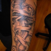 Grande tatuaggio sul avambraccio spada acuta