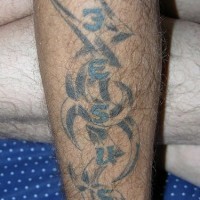 Le tatouage inscription stylisé Jésus terne sur avant-bras