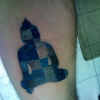 Tattoo mit Schattenriss von sitzender in Lotos Position  Figure am Unterarm