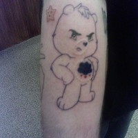 Tattoo von entrüstetem Bär mit Herzen auf dem Bauch am Unterarm
