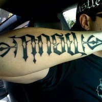 Le tatouage avant-bras une inscription en style noir avec des indexes