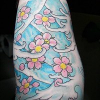 Stilisiertes Tattoo von feinen rosa Frühlingsblumen  am Unterarm