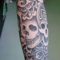 Une grande image de crânes stylisé le tatouage avent-bras